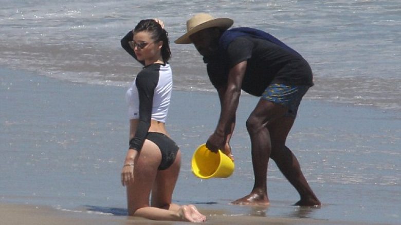 Miranda Kerr, shkëlqen me bikini në Malibu (Foto/Video)