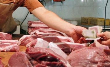 Në Dragash groposen 20 tonët e mishit të prishur (Video)