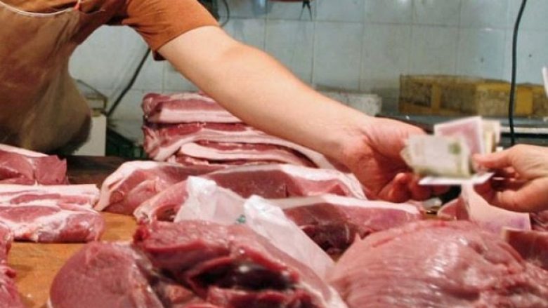 Në Dragash groposen 20 tonët e mishit të prishur (Video)