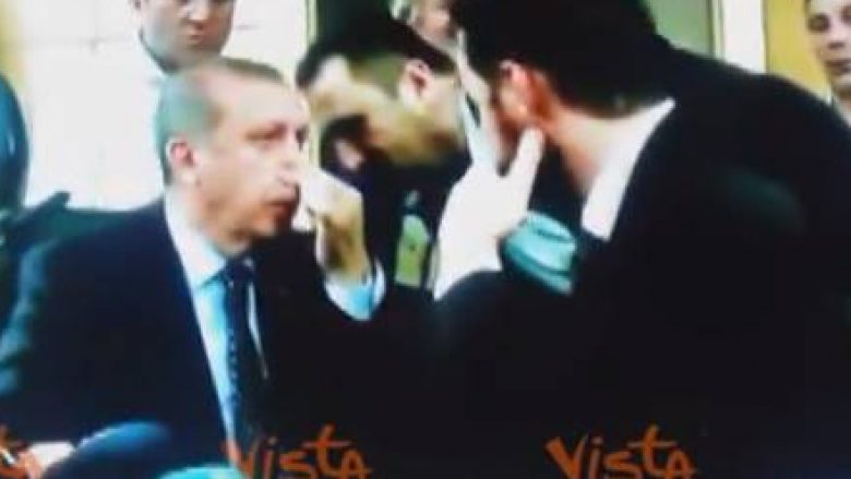 Momenti kur Erdogan merr vesh për të rejat e fundit për grushtetin! (Video)