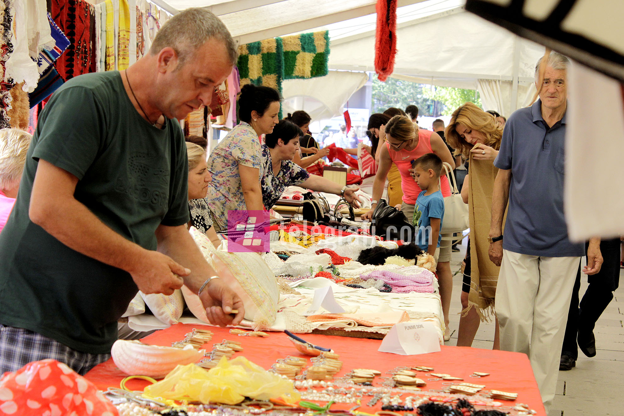 nga Ministria e Diaspores - Panairi - punime artizanale veshje kombetare dhe ushqime tradicionale - foto Ridvan Slivova (10)