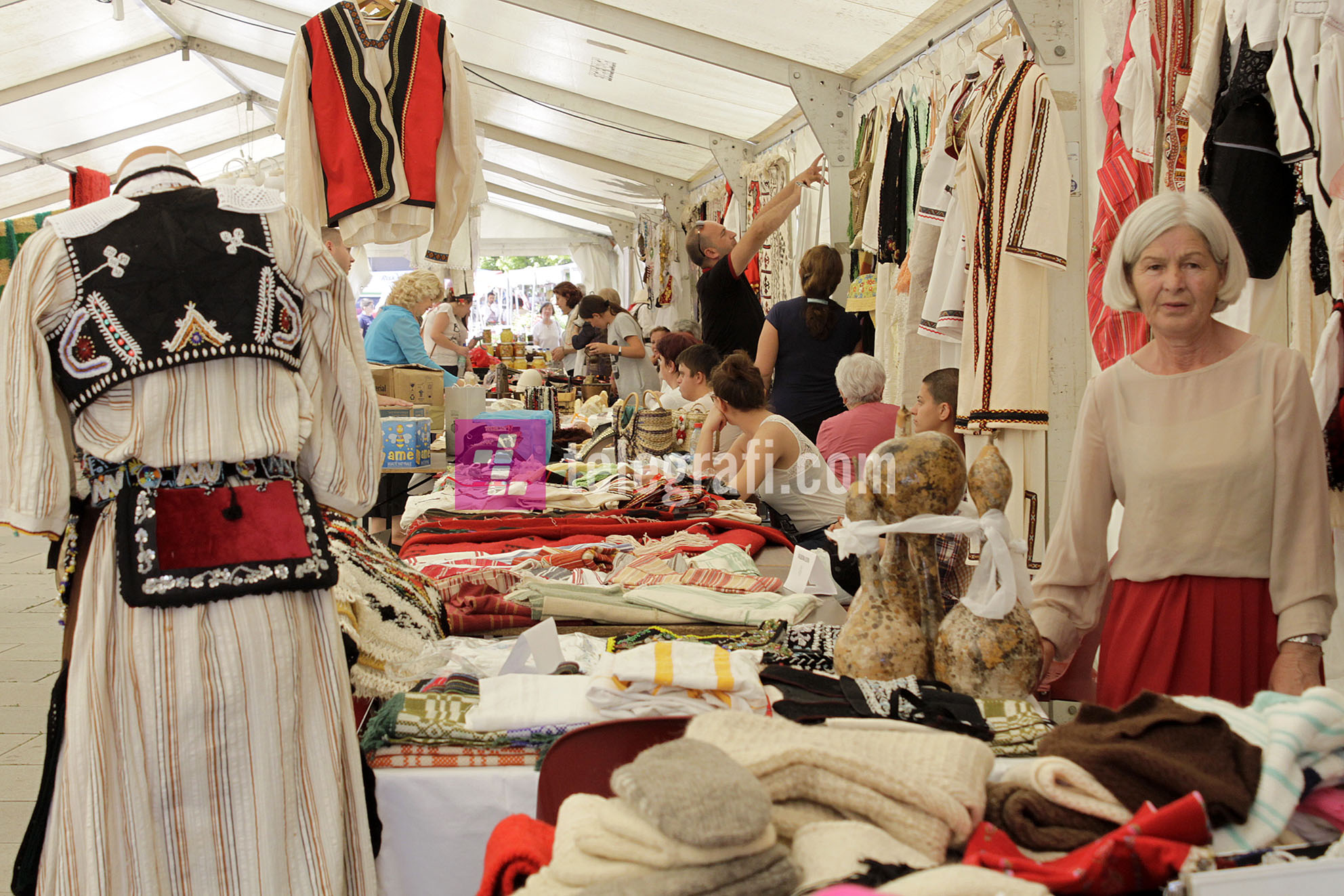 nga Ministria e Diaspores - Panairi - punime artizanale veshje kombetare dhe ushqime tradicionale - foto Ridvan Slivova (2)