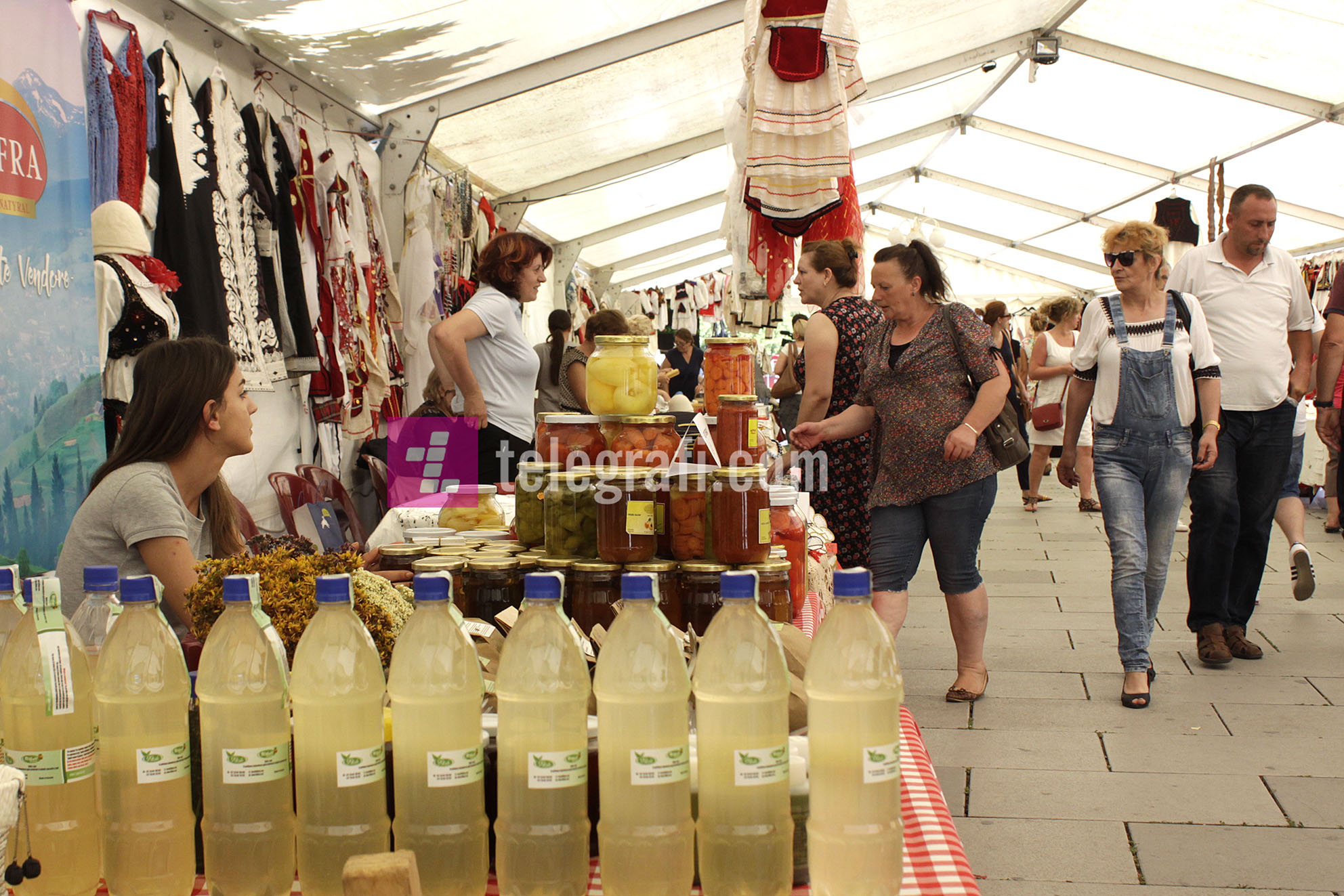 nga Ministria e Diaspores - Panairi - punime artizanale veshje kombetare dhe ushqime tradicionale - foto Ridvan Slivova (4)