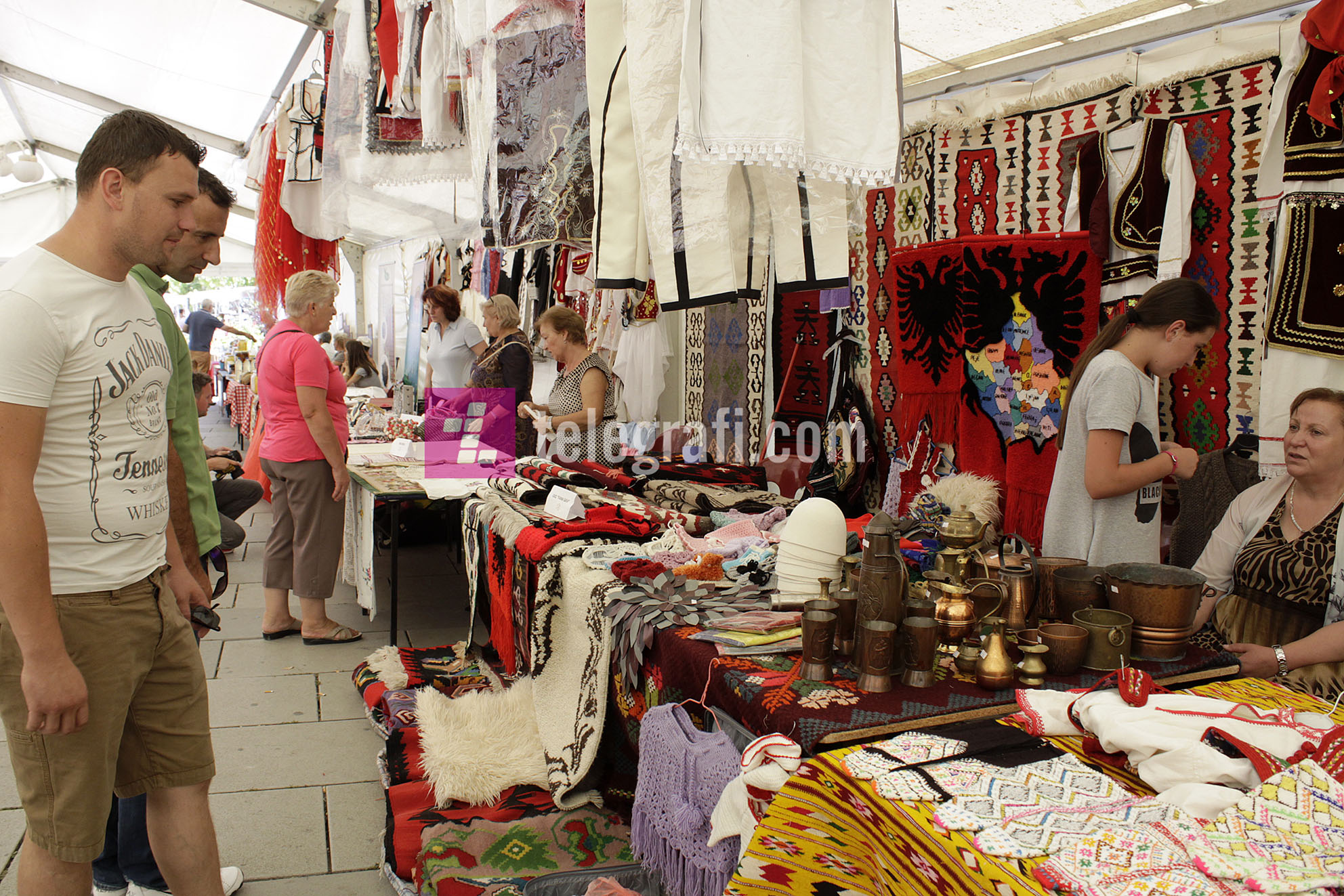 nga Ministria e Diaspores - Panairi - punime artizanale veshje kombetare dhe ushqime tradicionale - foto Ridvan Slivova (5)