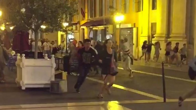 Momenti tragjik kur kamioni mbyt njerëzit në Nice të Francës (Video)