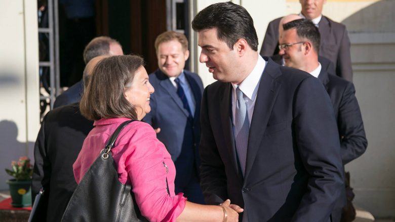 Nuland mbërrin në Tiranë, takohet me Bushatin dhe Bashën (Video)