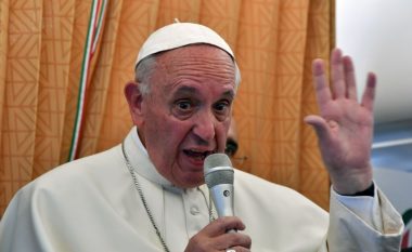 Papa: Bota është në luftë