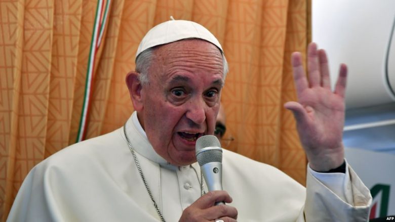 Papa: Bota është në luftë