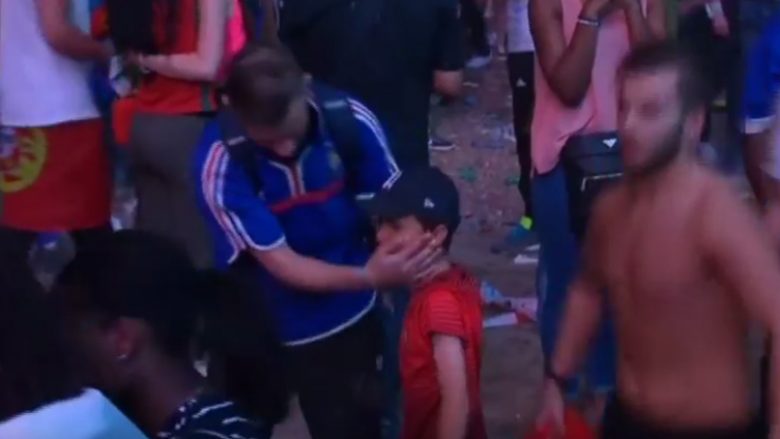 Ana emocionuese e futbollit: Fëmija portugez ngushëllon tifozin francez (Video)