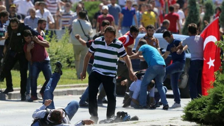Zyra e Erdoganit: 265 të vdekur gjatë puçit në Turqi