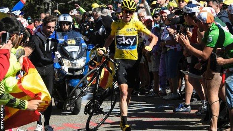 E pabesueshme! Froome vrapon drejt finishit pasi i prishet biçikleta (Video)