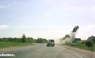 Nuk është akrobacion filmi me veturë “fluturuese”, por aksident i vërtetë! (Video)