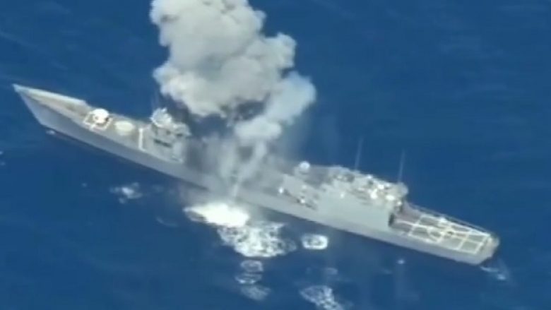 Demonstrimi i fuqisë: Anija u bombardua me 2.5 tonelata eksplozivë, u fundos pas 12 orëve (Video)
