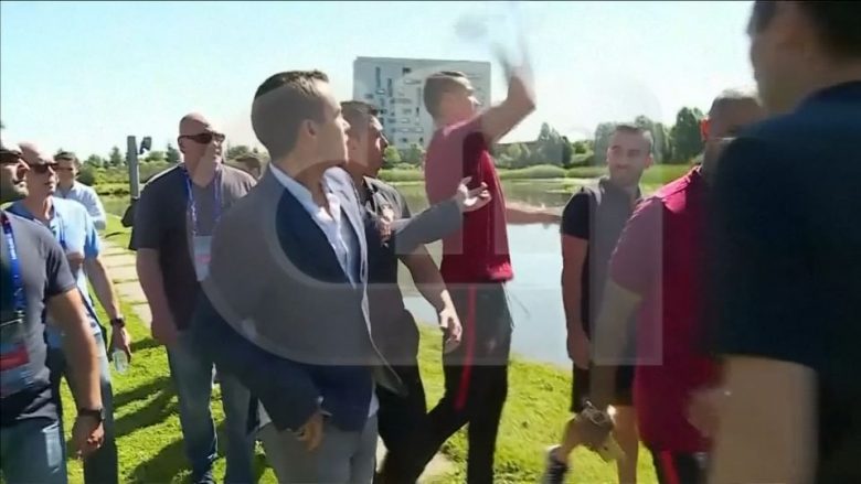 Gjendet mikrofoni që Ronaldo hodhi në ujë (Foto/Video)