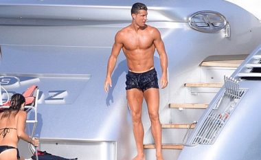 Ronaldo tregon trupin muskuloz të përkryer në pushime (Foto)