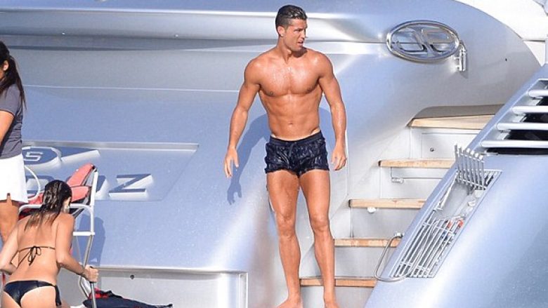 Ronaldo tregon trupin muskuloz të përkryer në pushime (Foto)