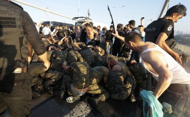 Pamje të rënda: Rrahja brutale e ushtarakëve, nga protestuesit proqeveritarë (Video , +18)