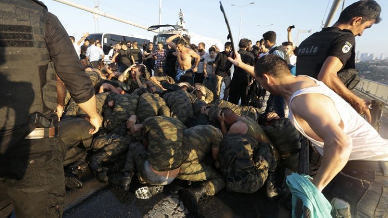 Pamje të rënda: Rrahja brutale e ushtarakëve, nga protestuesit proqeveritarë (Video , +18)