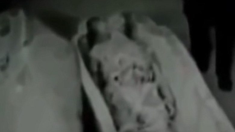 Zbulohet video e fshehtë e KGB-së ruse: Agjenti sovjetik zhvarros trupin e një jashtëtokësori në Egjipt (Video)