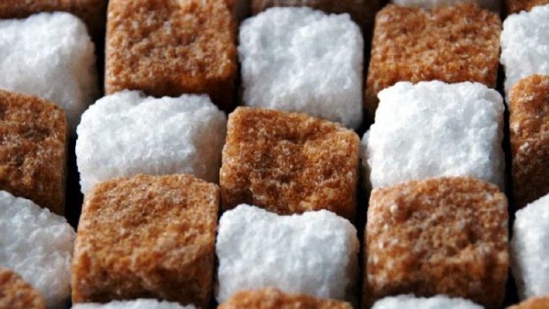 Harroni pijet dietale! Sheqeri artificial ndoshta nuk ju shëndoshë, por i shkakton diçka edhe më keq linjës së trupit tuaj