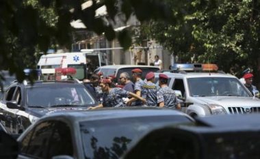 Policët janë marrë pengje, kërkohet dorëheqja e presidentit armen