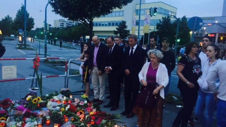 Hoxhaj viziton familjen Segashi në Munih, vendos lule në vendin e sulmit