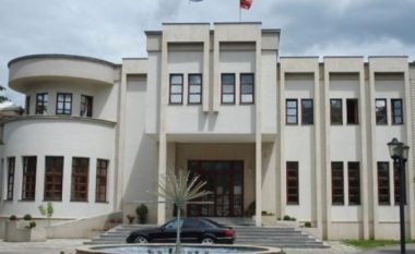 Komuna e Prizrenit i reagon PDK-së: Nuk ka shkarkim të drejtorëve të shkollave, por skadim të kontratave