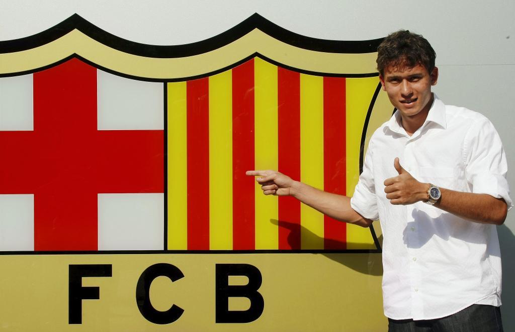 Barcelona's new signing Keirrison of Brazil poses upon his arrival at the club's office in Barcelona July 23, 2009. REUTERS/ Gustau Nacarino (SPAIN SPORT SOCCER)
