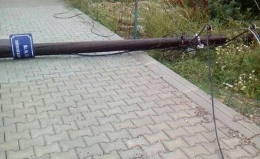 Moti i keq rrëzon disa shtylla elektrike në Prishtinë