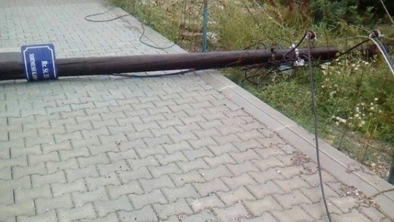 Moti i keq rrëzon disa shtylla elektrike në Prishtinë