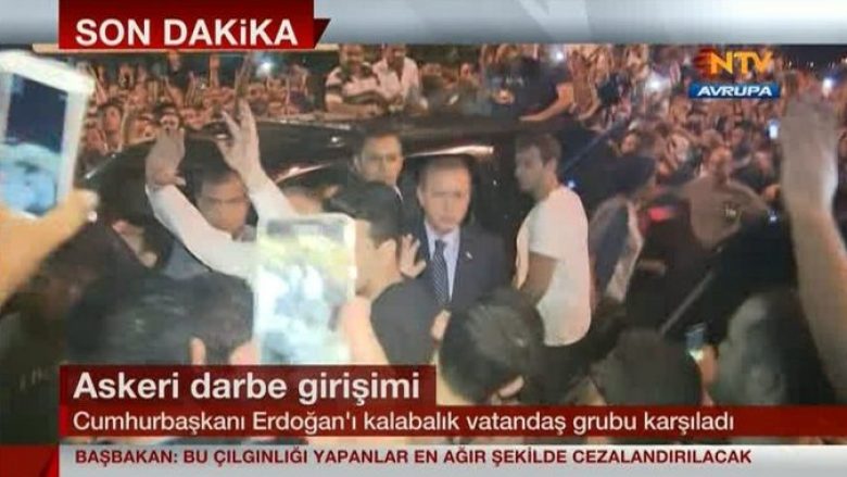 Erdogani arrin në Stamboll, kështu pritet nga turmat (Foto/Video)