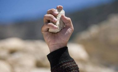 Shqiptarët e serbët po gjuhen me gurë, shkaku i një prone në katund (Video)