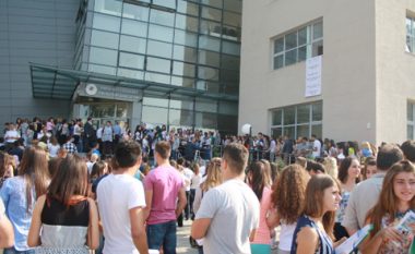 Universiteti i Prishtinës i mbingarkuar me studentë (Video)