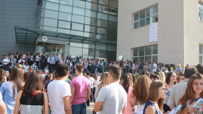 Universiteti i Prishtinës i mbingarkuar me studentë (Video)