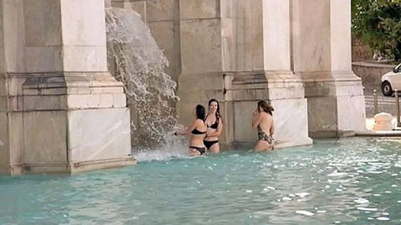 Turistet me bikini zemërojnë italianët (Foto/Video)