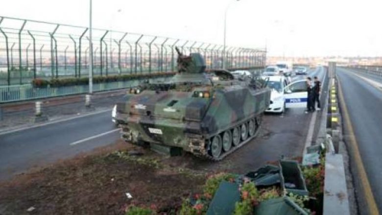 Mëngjesi në Turqi zbardh me tanke në rrugët e Stambollit (Foto)