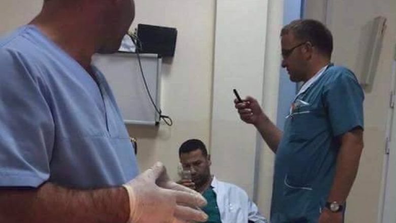 Mjekësia në Kosovë: Në vend se me pacientin, merren me telefona! (Foto)