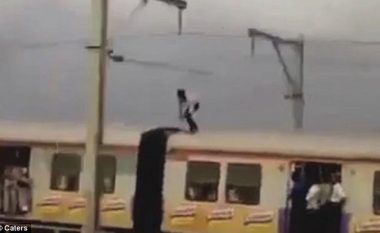 Loja me jetën: Qëndron mbi trenin në lëvizje, rrezikon të prek kabllot e tensionit së lartë (Video)