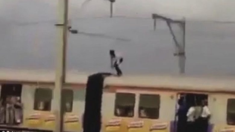Loja me jetën: Qëndron mbi trenin në lëvizje, rrezikon të prek kabllot e tensionit së lartë (Video)