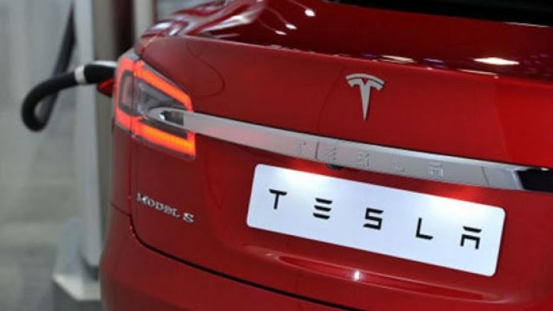 Tesla pritet të shkurtoj mijëra vende pune