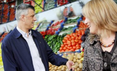 Thaçi i thjesht, pushimet po i kalon në bregdetin shqiptar (Foto)