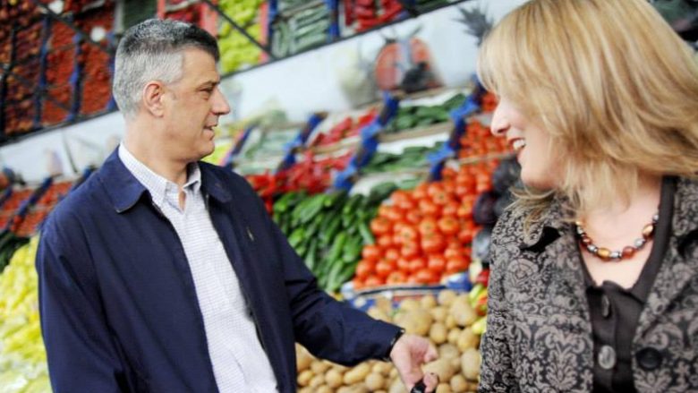 Thaçi i thjesht, pushimet po i kalon në bregdetin shqiptar (Foto)