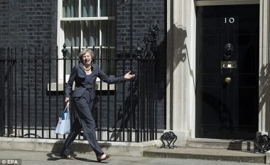 Kryeministrja e Britanisë e nis me një gafë (Video)