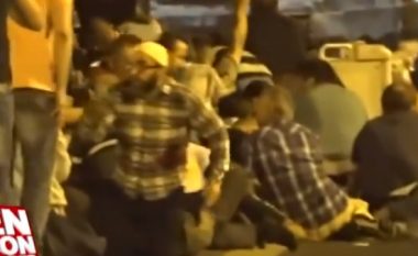 Momenti kur ushtarët plagosin një të moshuar dhe një grua (Video, +18)