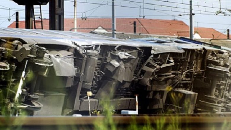 Një person e ka humbur jetën gjatë përplasjes së trenit dhe automjetit