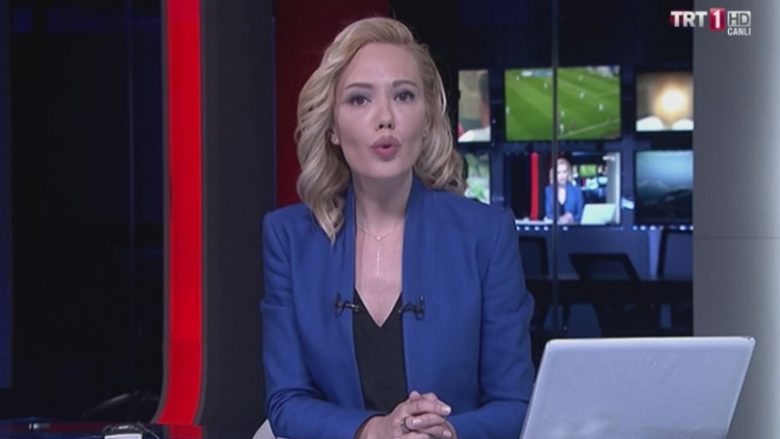 Momenti kur Ushtria merr në kontroll televizionin shtetëror turk (Video)
