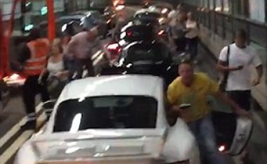 Shoferët në panik, makina merr flakë në tunel (Video)