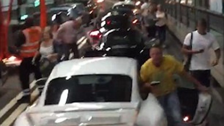 Shoferët në panik, makina merr flakë në tunel (Video)