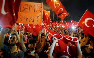 Fshesa Erdogan: Mbyllen 130 media dhe shkarkohen 2400 ushtarë e oficerë