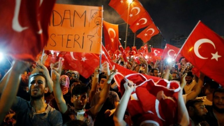 Fshesa Erdogan: Mbyllen 130 media dhe shkarkohen 2400 ushtarë e oficerë